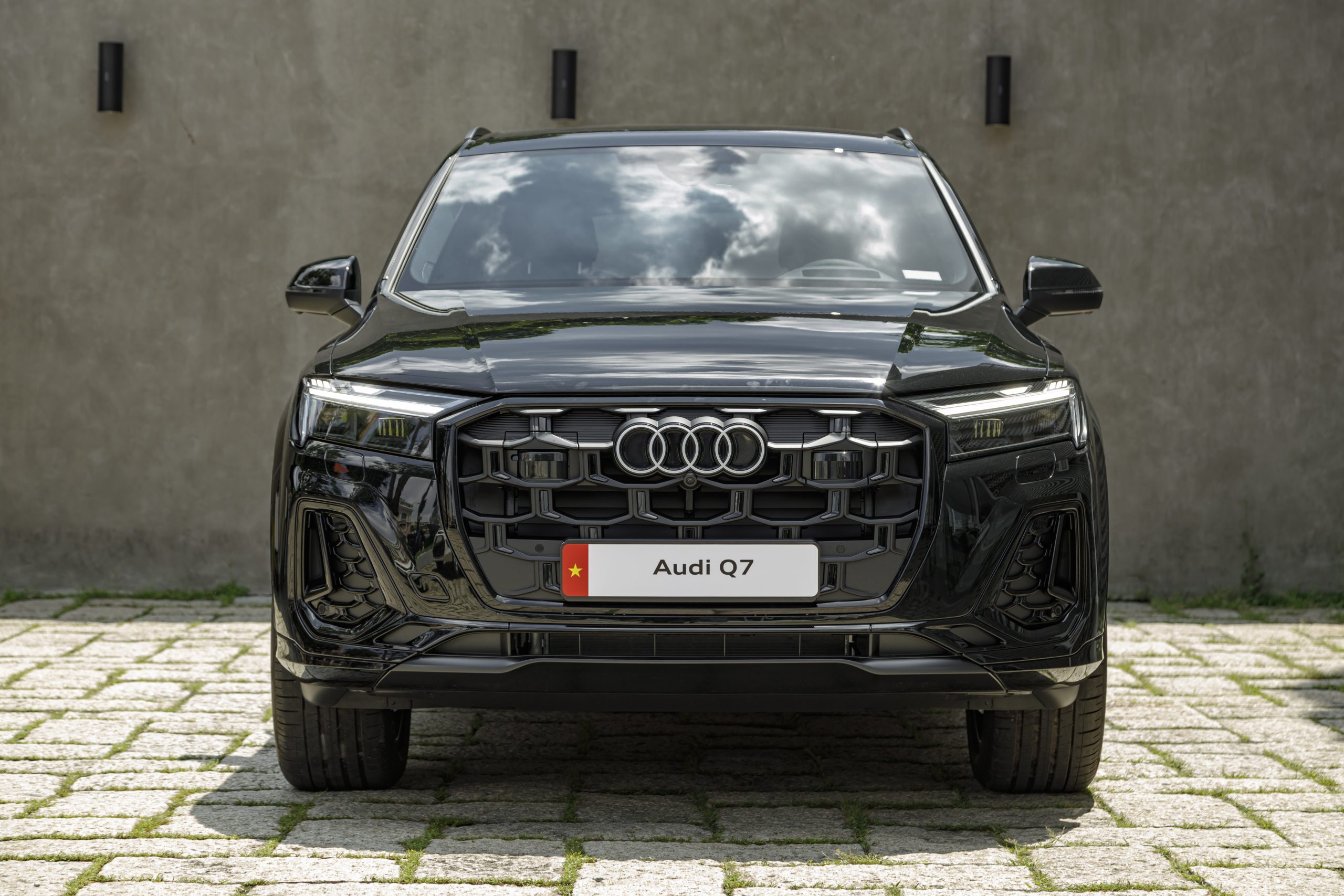Audi Q7 S line màu Mythos Black